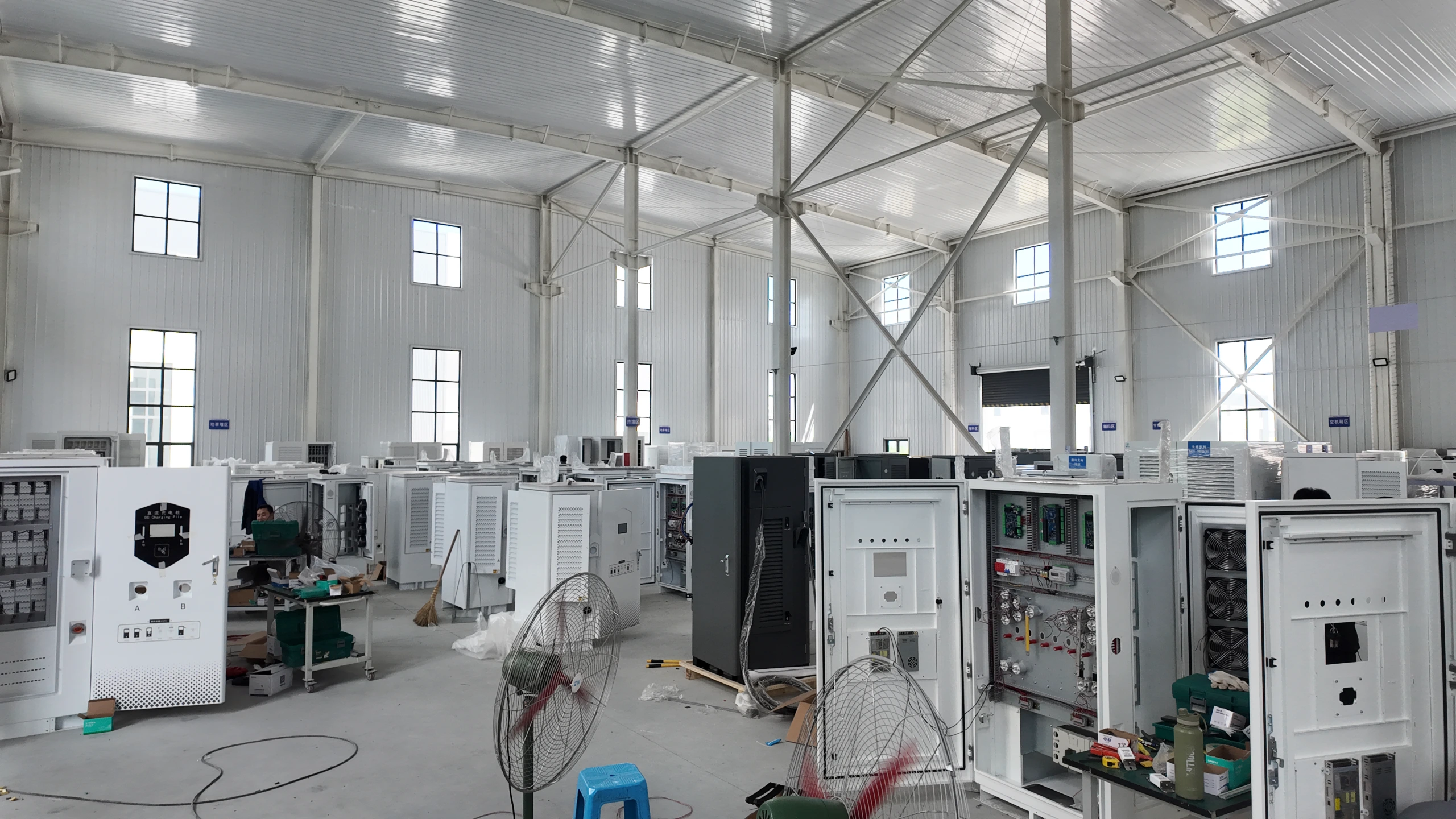 聚能系列60kW柜体双枪直流桩